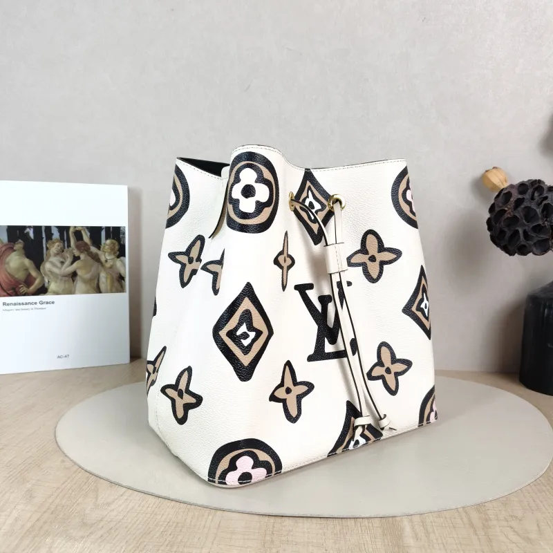 Louis Vuitton Shoulder Bag NÉONOÉ Bucket Bag PVC Medium 26 × 17.5 × 26 cm — cover view 2 of 5