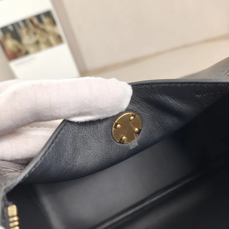 Hermès Crossbody Bag Lindy Mini 1989Black TC Calfskinmini19 × 9.5 × 13 cm — detail view 3 of 11