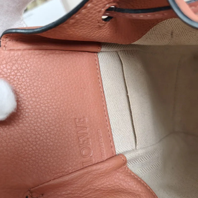 LOEWE Crossbody Bag Hammock Calfskinmini17 × 11 × 19.5 cm — detail view 12 of 12