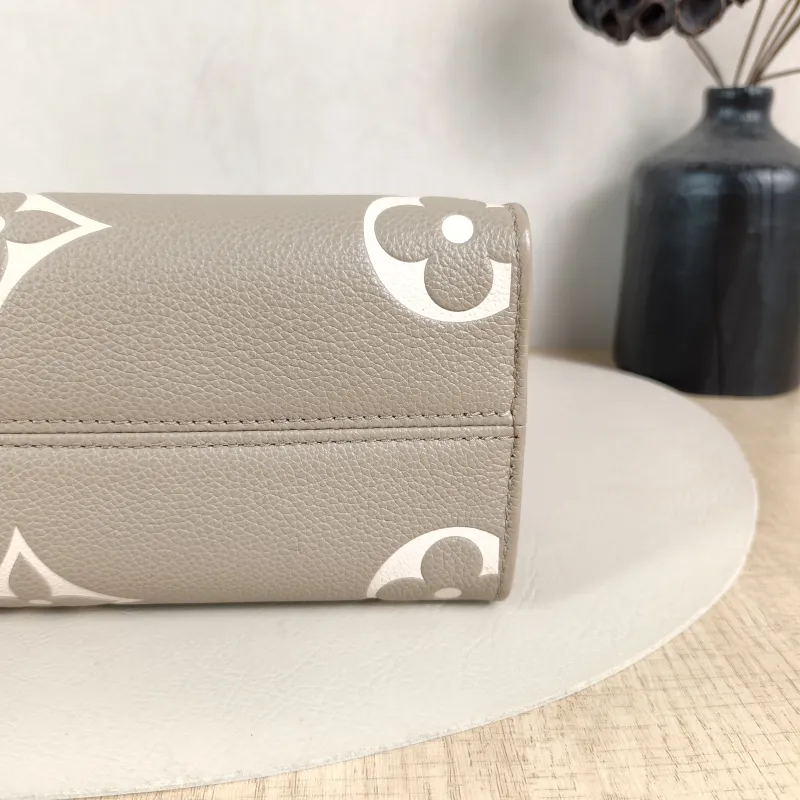 Louis Vuitton Shoulder Bag Onthego · White Empreinte Embossed Calfskin Small25 × 11.5 × 19 cm — detail view 2 of 12