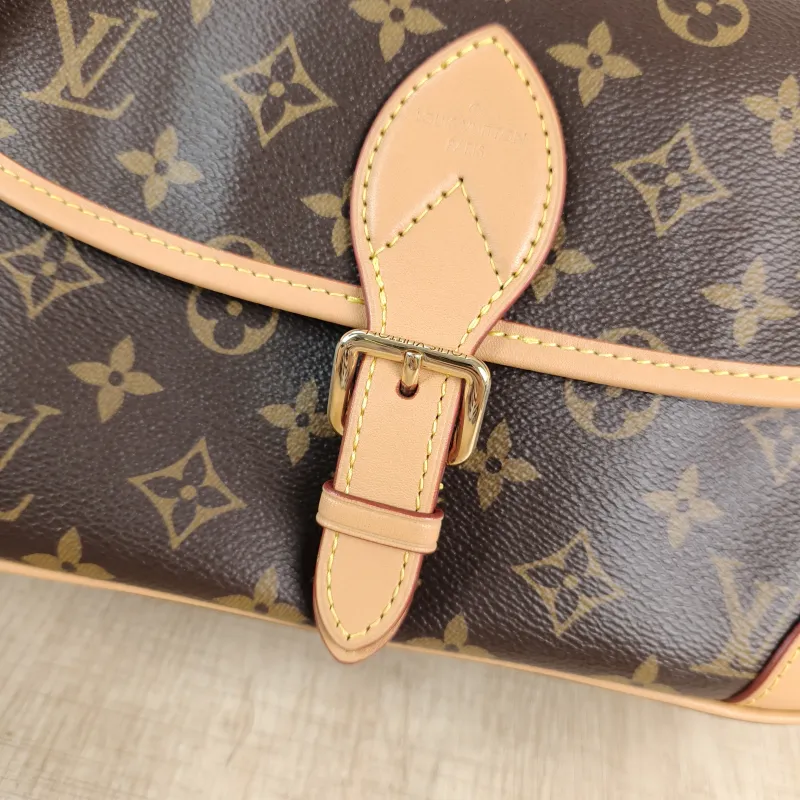 Louis Vuitton Crossbody Bag Diane Baguette Bag Shoulder Strap PVC Small24 × 9 × 15 cm — detail view 12 of 12