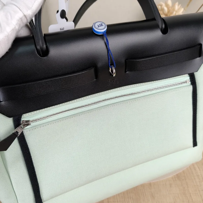 Hermès Shoulder Bag Herbag 31 Green Canvas Medium31 × 10 × 25 cm — detail view 2 of 14
