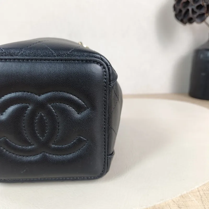 Chanel Shoulder Bag Bucket Bag Black Lambskin One Size 11 × 11 × 17.5 cm — detail view 3 of 10