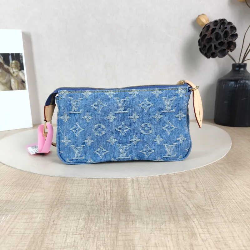 Louis Vuitton Shoulder Bag Pochette Accessories Cargo One Size 23.5 × 3 × 14 cm — cover view 4 of 6