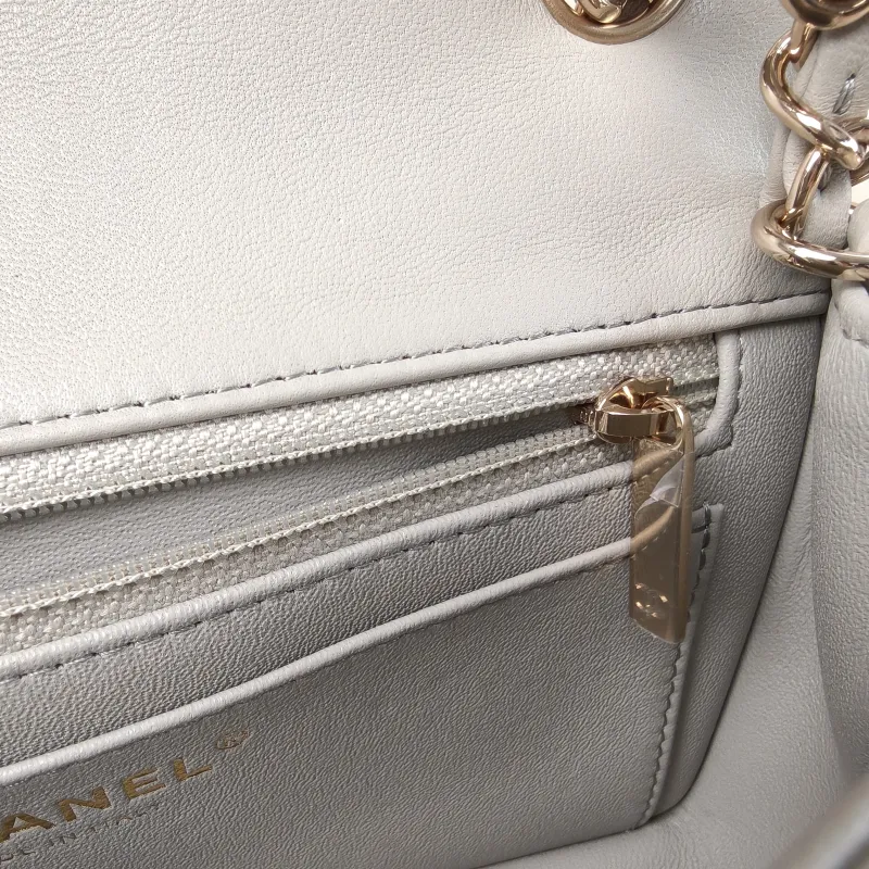 Chanel Crossbody Bag Classic Flap Large Mini CF Mini Green Lambskin mini 20 × 6 × 12 cm — detail view 3 of 13