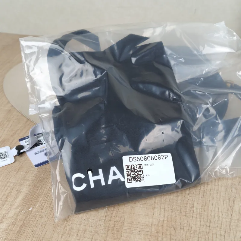 Chanel Crossbody Bag22a c Black Calfskinmini17.5 × 5.5 × 12 cm — detail view 13 of 15