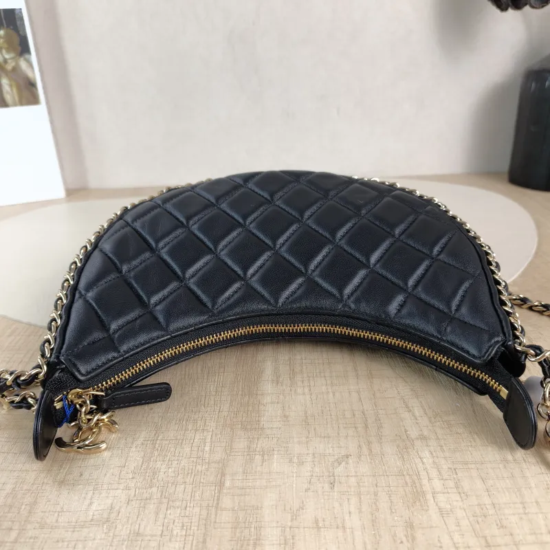 Chanel Shoulder Bag Black Lambskin Small 20 × 6 × 15 cm — detail view 1 of 9