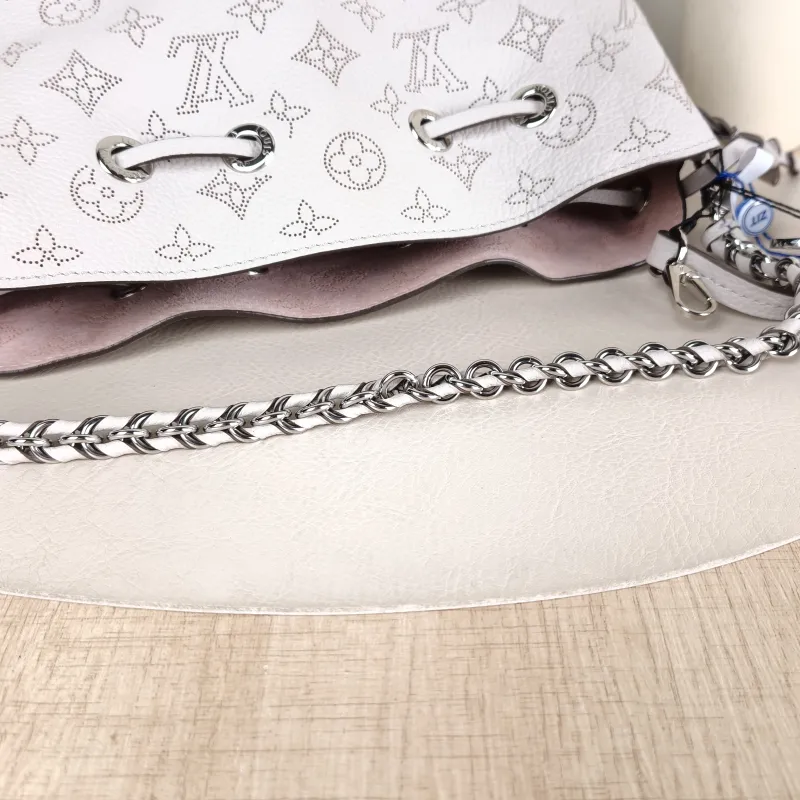 Louis Vuitton Crossbody Bag BELLA Calfskin 22 × 14 × 19 cm — detail view 6 of 10