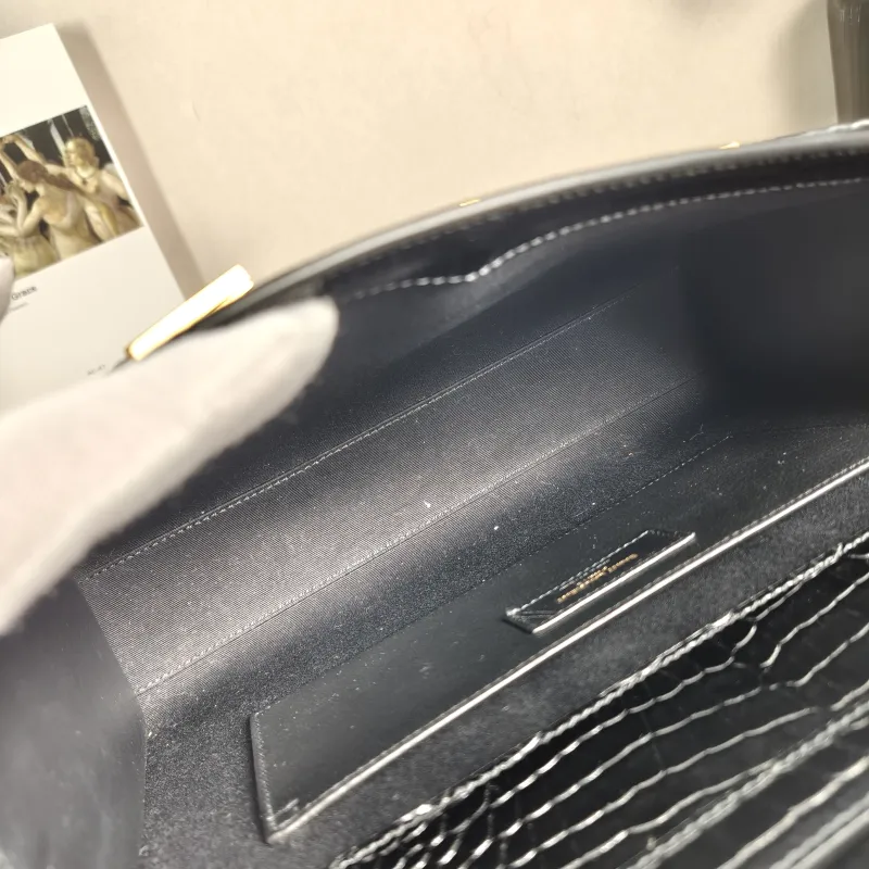 SAINT LAURENT Shoulder Bag MANHATTAN Black Calfskin Medium29 × 7.5 × 20 cm — detail view 3 of 12