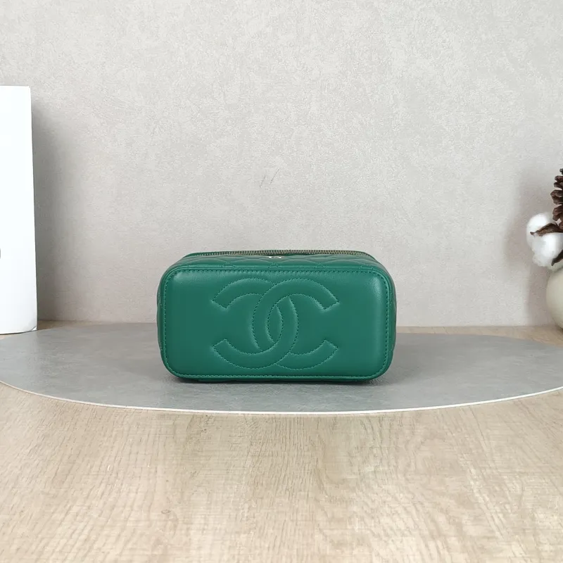 Chanel Crossbody Bag Edition Green Lambskinmini16 × 8 × 9.5 cm — cover view 2 of 5