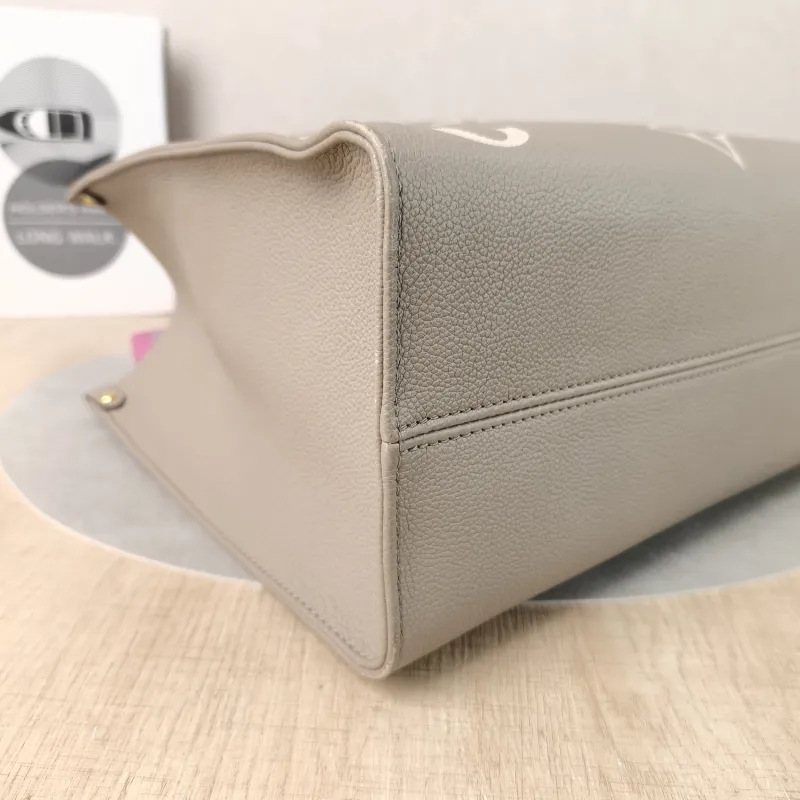 Louis Vuitton Shoulder Bag Onthego Medium · White Empreinte Embossed Calfskin Medium35 × 14 × 27 cm — detail view 5 of 11