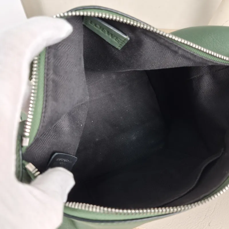 LOEWE Crossbody Bagcubi Crossbody Bag Green Calfskin Small20 × 11 × 15 cm — detail view 3 of 14