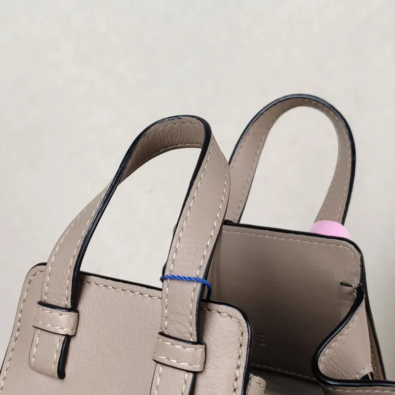 LOEWE Crossbody Bag Hammock Calfskinmini17 × 11 × 19.5 cm — detail view 1 of 12