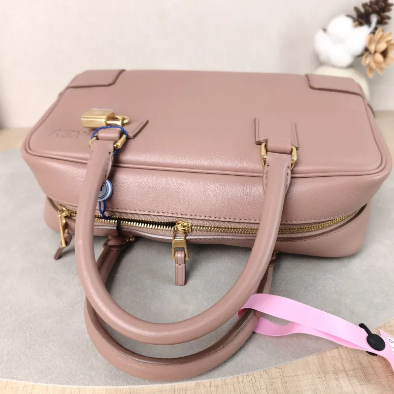 LOEWE Crossbody Bag amazona 19 Calfskin One Size 24 × 19 × 15 cm — detail view 2 of 13