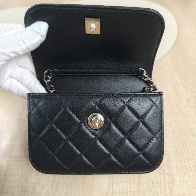 Chanel Crossbody Bag26c Pearl Black Lambskinmini15 × 5.5 × 10.5 cm — detail view 5 of 13