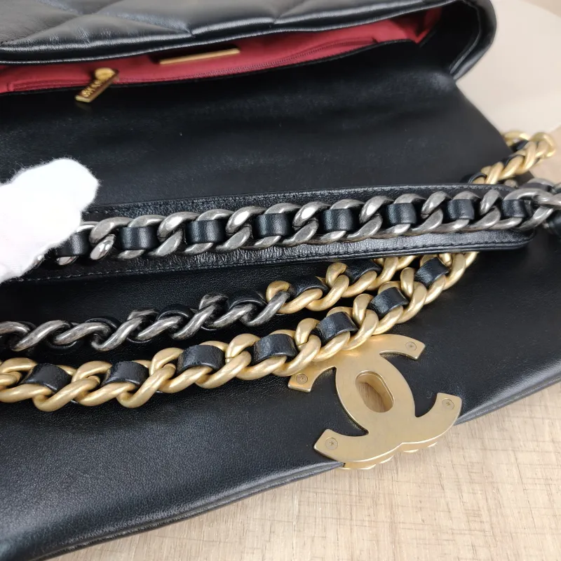 Chanel Crossbody Bag 19Bag Black SL ambskin Small 26 × 9 × 16 cm — detail view 3 of 12