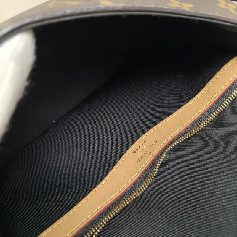 Louis Vuitton Crossbody Bag Diane Baguette Bag Shoulder Strap PVC Small24 × 9 × 15 cm — detail view 7 of 15
