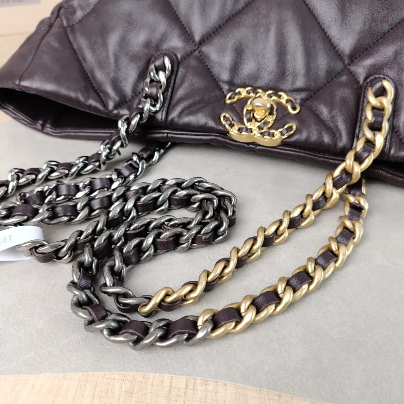 Chanel Shoulder Bag 19 bag Tote Bag Lambskin One Size 33 × 10.5 × 23 cm — detail view 9 of 10