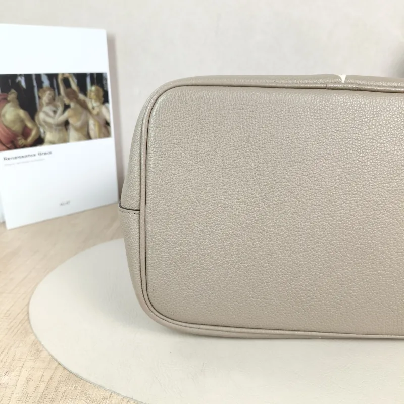 Louis Vuitton Shoulder Bag NÉONOÉ Bucket Bag · White Empreinte Embossed Calfskin Medium 26 × 17.5 × 26 cm — detail view 11 of 14