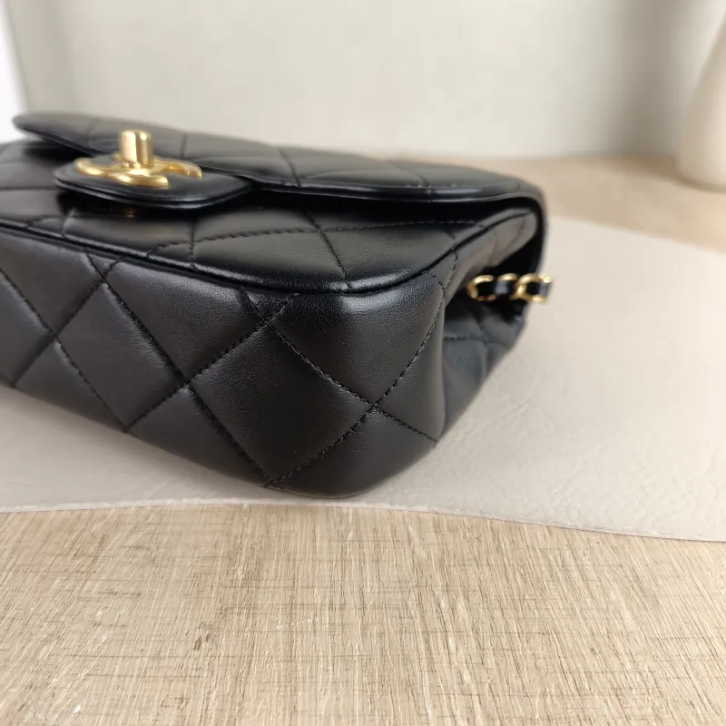Chanel Crossbody Bag Pearl Black Lambskin Small 19 × 6 × 14 cm — detail view 1 of 11
