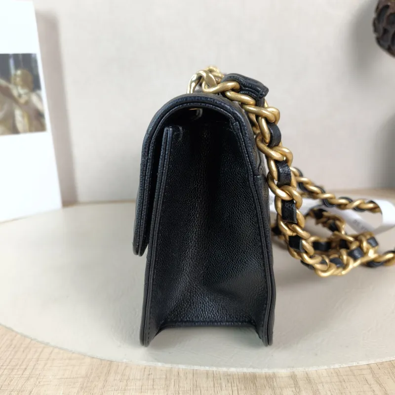 Chanel Crossbody Bag Edition Black Grained Calfskin 20 × 7 × 14.5 cm — detail view 11 of 12