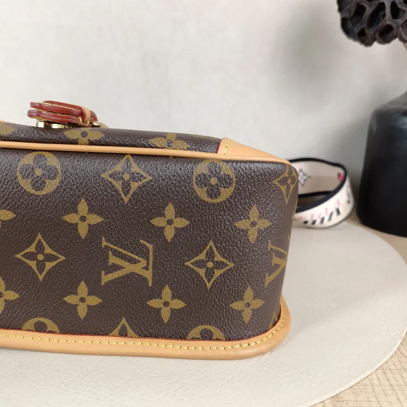 Louis Vuitton Crossbody Bag Diane Baguette Bag Shoulder Strap PVC Small24 × 9 × 15 cm — detail view 3 of 13