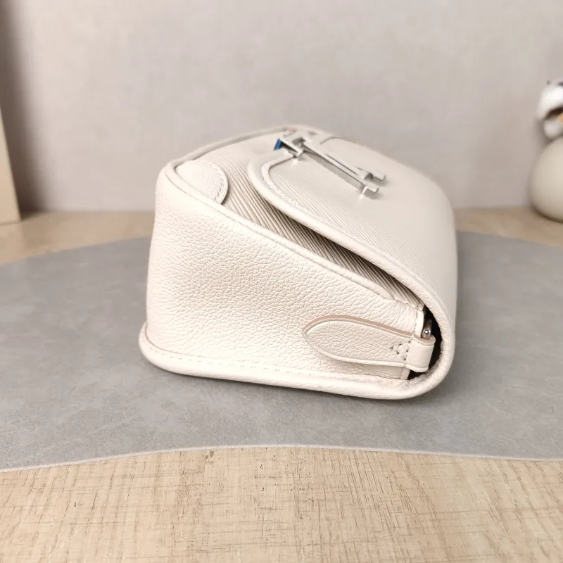 Louis Vuitton Shoulder Bag BUCI Beige Epi Embossed Calfskin One Size 24.5 × 9 × 15.5 cm — detail view 7 of 12