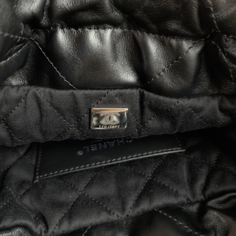 Chanel Shoulder Bag22Bag Black CC alfskinmini20 × 6 × 19 cm — detail view 5 of 12