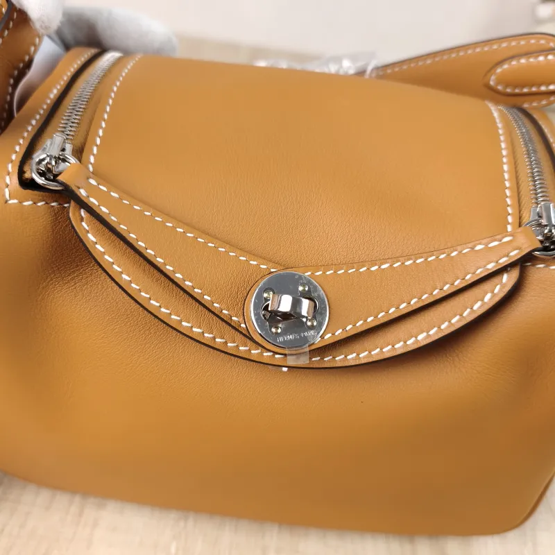 Hermès Crossbody Bag Lindy Mini 19 1H Swift Calfskin Mini 19 × 9.5 × 13 cm G — detail view 9 of 15