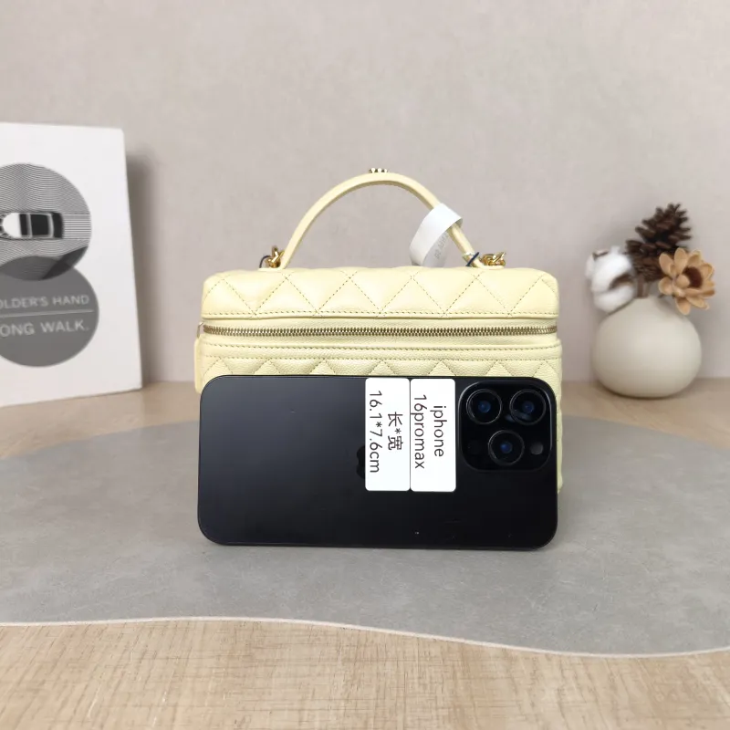 Chanel Crossbody Bag lp Yellow Grained Calfskin One Size 19.5 × 5 × 17 cm — cover view 5 of 6