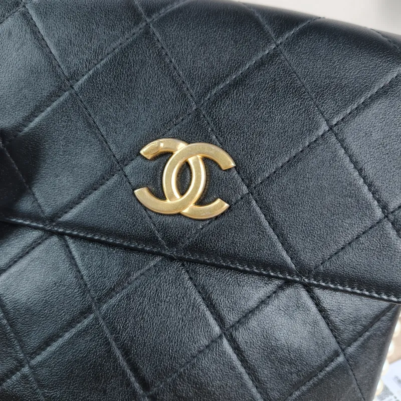 Chanel Crossbody Bag Pearl Crossbody Bag Black Calfskin One Size18.5 × 7.5 × 19 cm — detail view 10 of 11