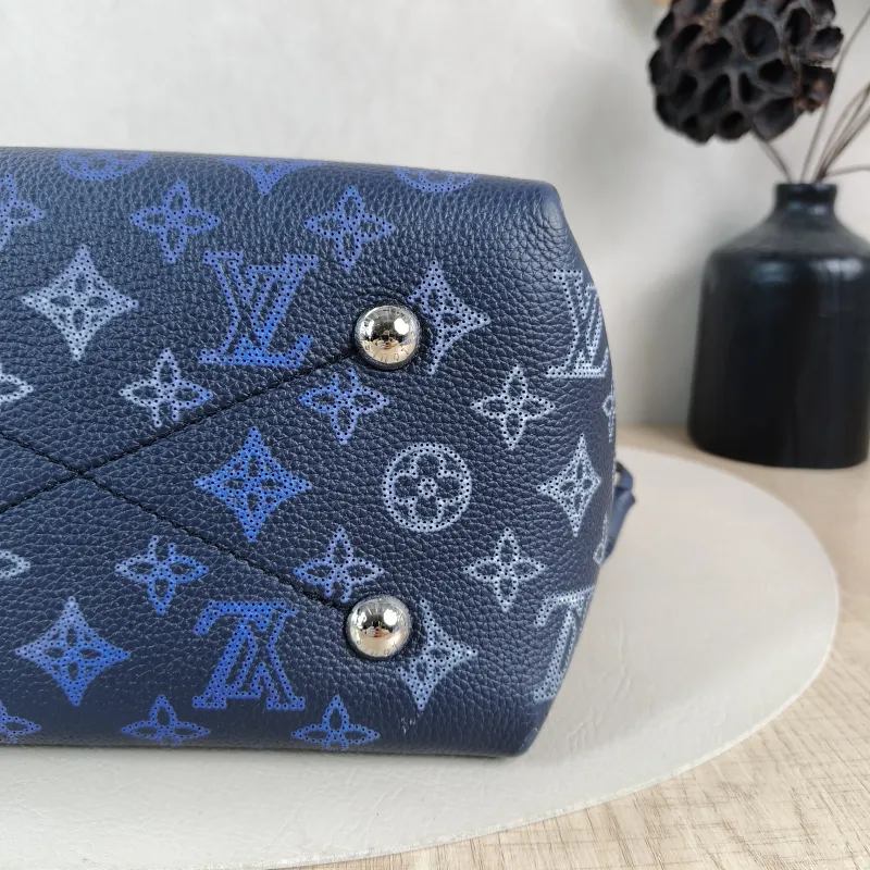 Louis Vuitton Crossbody Bag BELLA · Calfskin One Size 22 × 14 × 19 cm — detail view 1 of 11