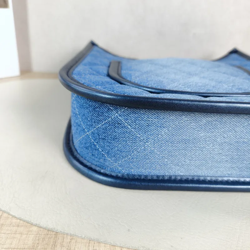 Chanel Crossbody Bag hobo One Size 22 × 6 × 24 cm — detail view 4 of 10