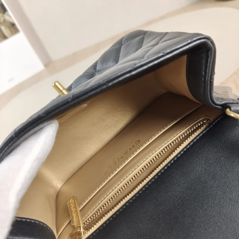 Chanel Crossbody Bag Black Lambskin One Size 17 × 8 × 13.5 cm — detail view 9 of 13