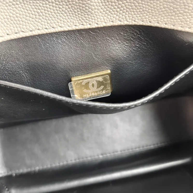 Chanel Crossbody Bag 22k White Grained Calfskin Small Edition 20 × 8.5 × 14.5 cm — detail view 4 of 11
