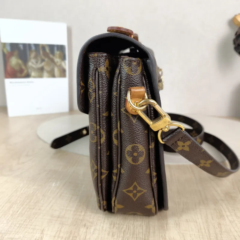Louis Vuitton Crossbody Bag Pochette Métis Monogram PVC Medium 25 × 7 × 19 cm — detail view 2 of 11