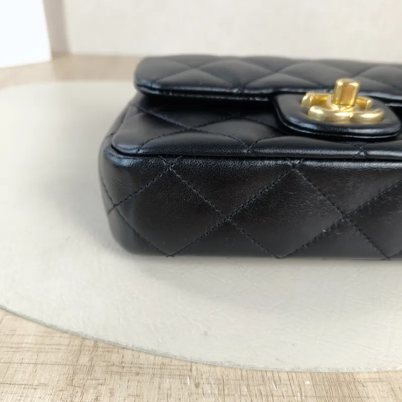 Chanel Crossbody Bag Black Lambskin 18 × 5 × 12 cm — detail view 4 of 11