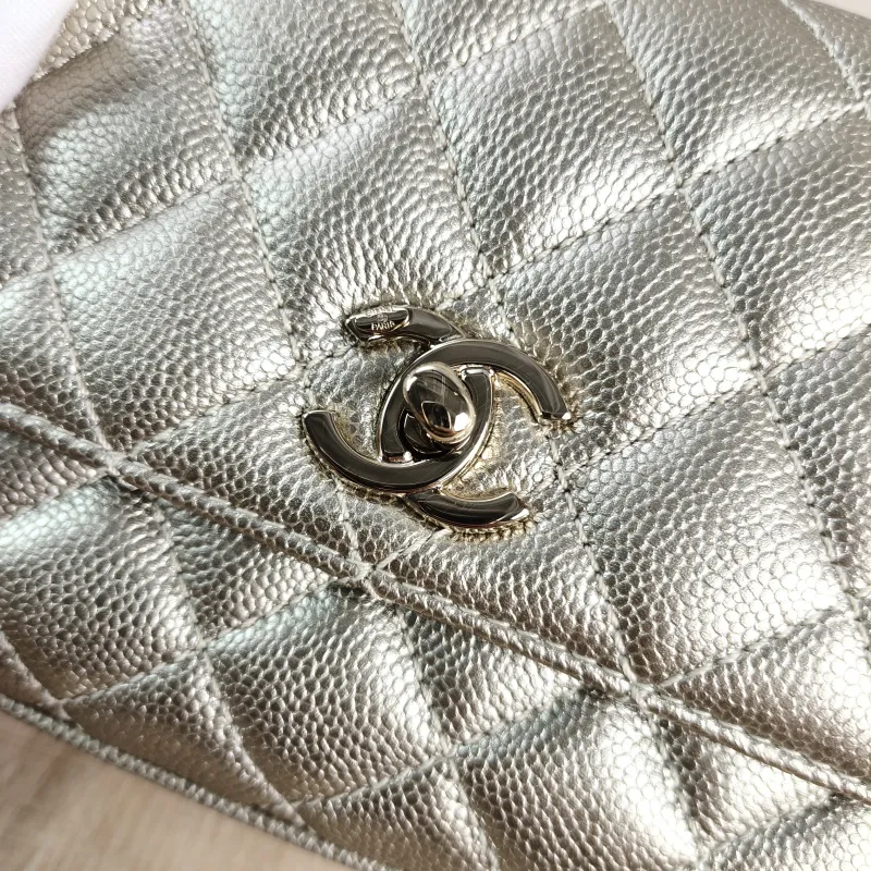 Chanel Crossbody Bag Coco Handle​ Grained Calfskin Mini 19 × 9 × 13 cm — detail view 3 of 12