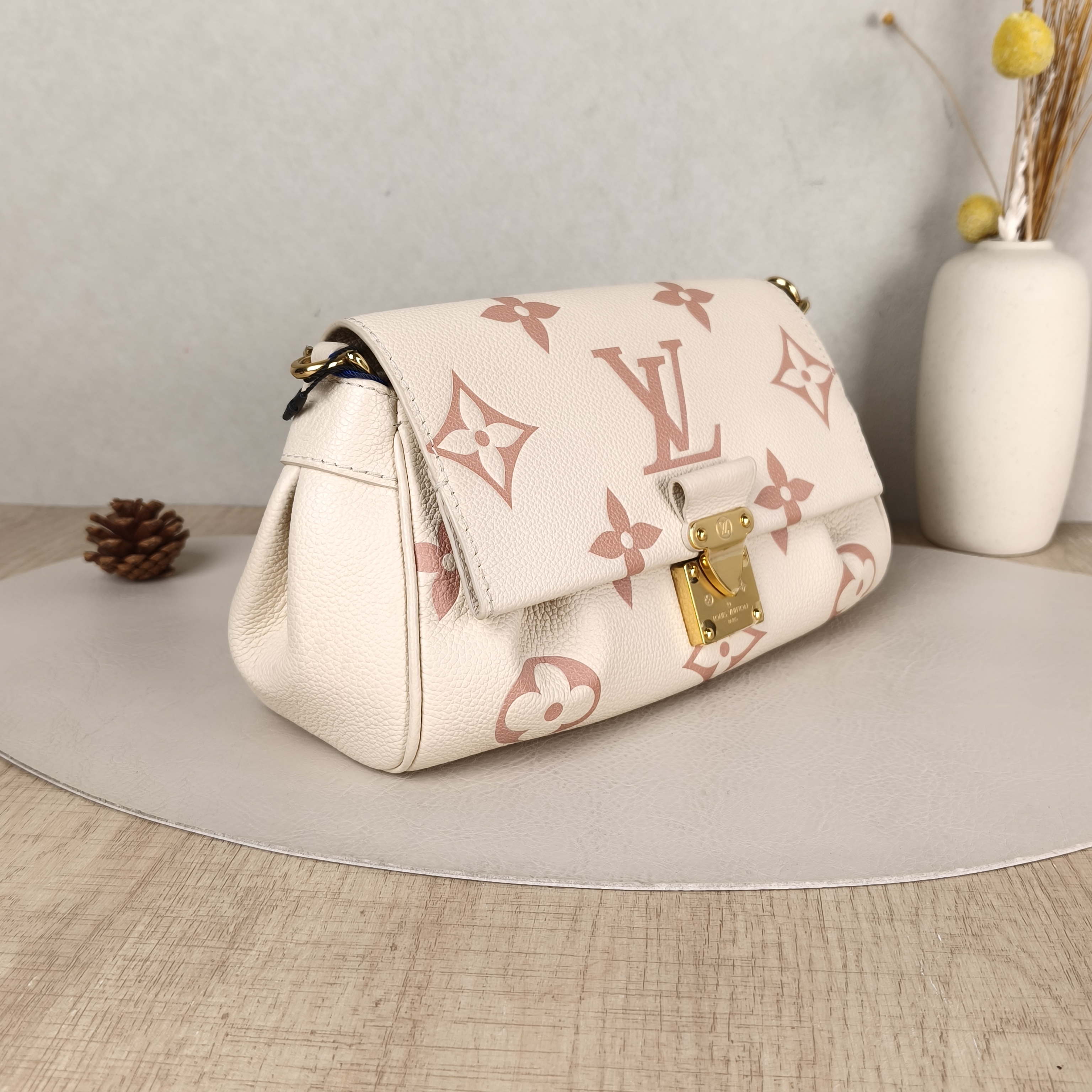 Louis Vuitton Crossbody Bag Favorite White · Pink Empreinte Embossed Calfskin Monogram Medium24 × 9 × 14 cm — cover view 4 of 6