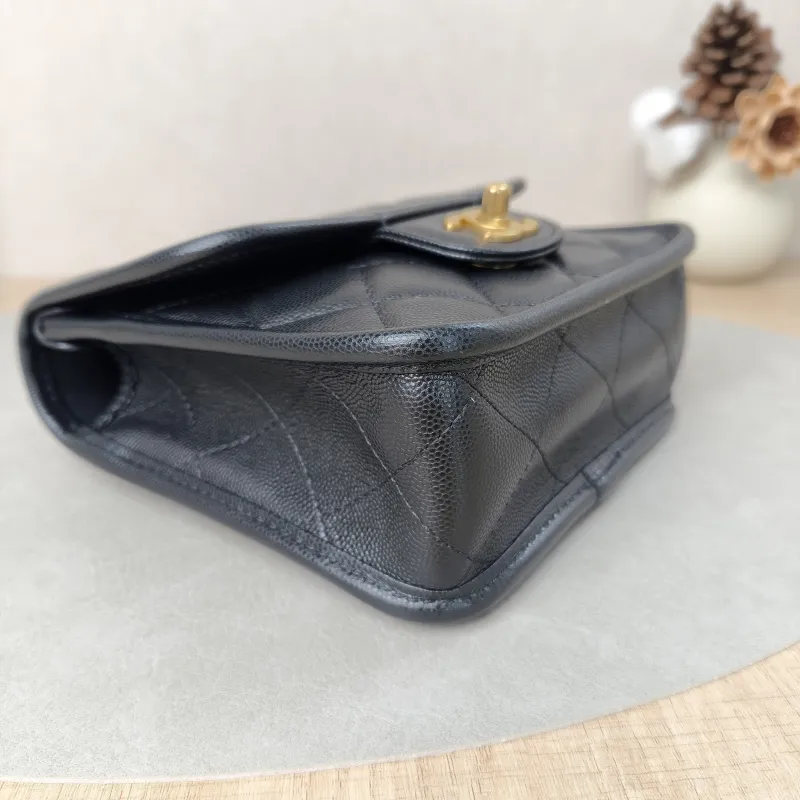 Chanel Crossbody Bag25b Messenger Bag Black Grained Calfskin Small17 × 7 × 16.5 cm — detail view 14 of 20