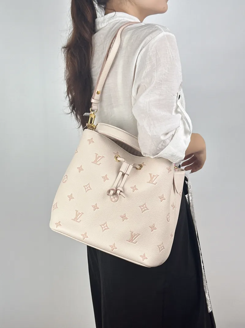 Louis Vuitton Shoulder Bag NÉONOÉ Bucket Bag White Empreinte Embossed Calfskin Medium26 × 17.5 × 26 cm — on-model view 1 of 3