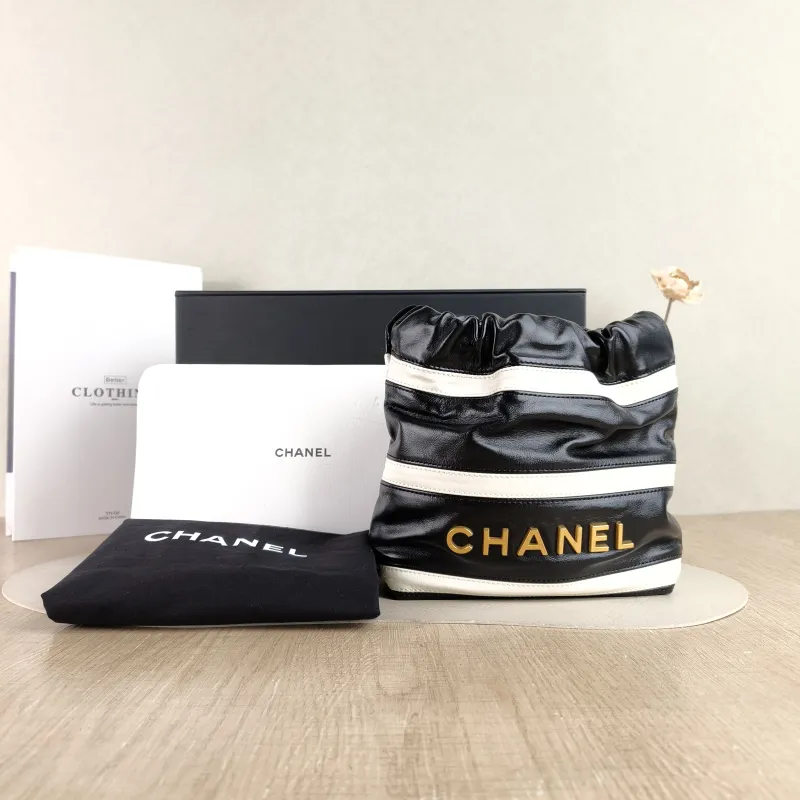 Chanel Crossbody Bag22Bag Black White Calfskinmini20 × 6 × 19 cm — cover view 5 of 6