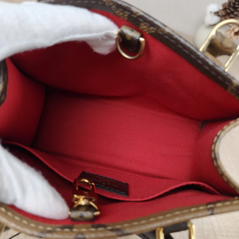 Louis Vuitton Crossbody Bag Onthego BB Monogram PVCBB18 × 8.5 × 15 cm — detail view 4 of 12