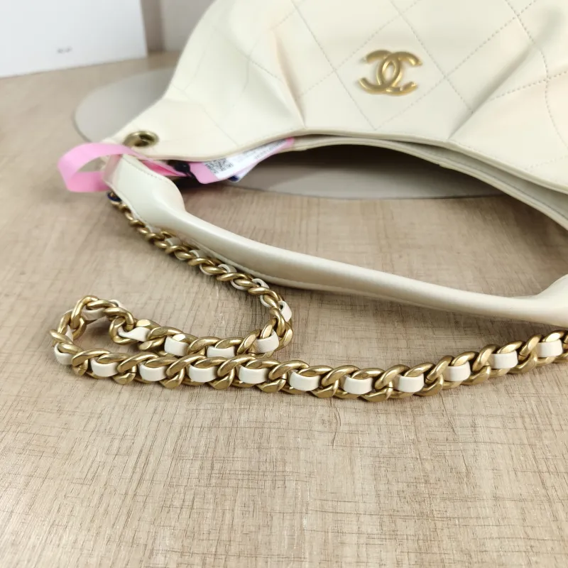 Chanel Crossbody Bag hobo White Lambskin One Size 27 × 11 × 24 cm — detail view 4 of 12