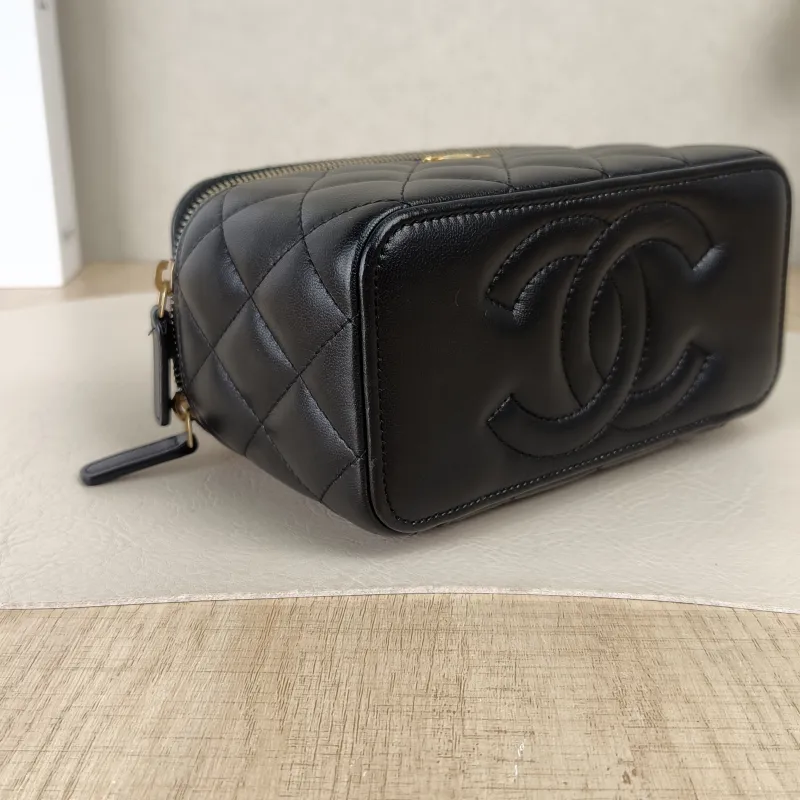 Chanel Crossbody Bag Edition Black Lambskin 16 × 8 × 9.5 cm — detail view 1 of 13