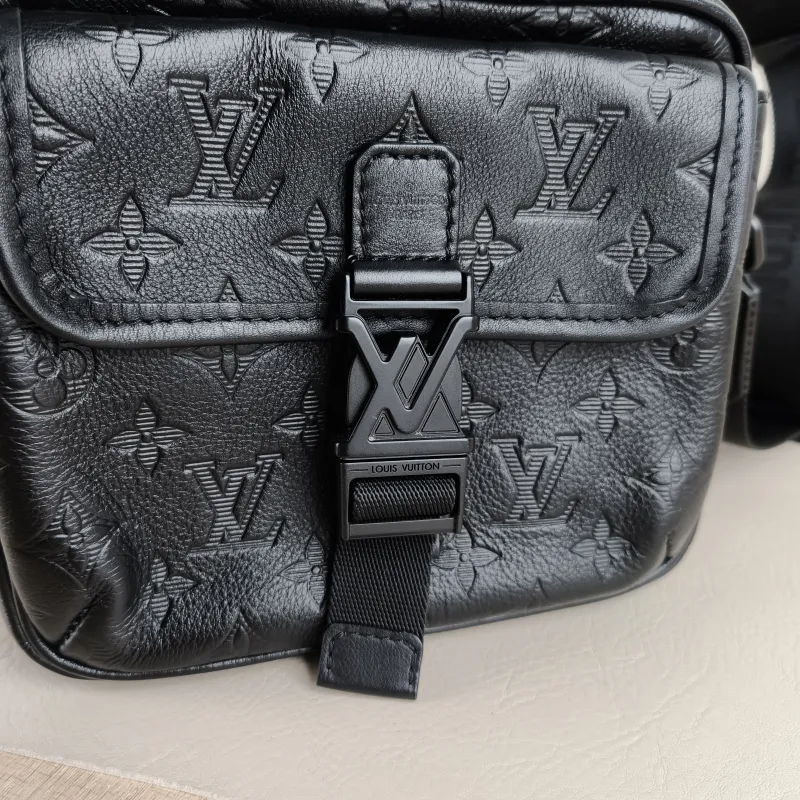 Louis Vuitton Crossbody Bag Getaway Messenger Bag Black Calfskin One Size 18 × 7.8 × 17 cm — detail view 11 of 12
