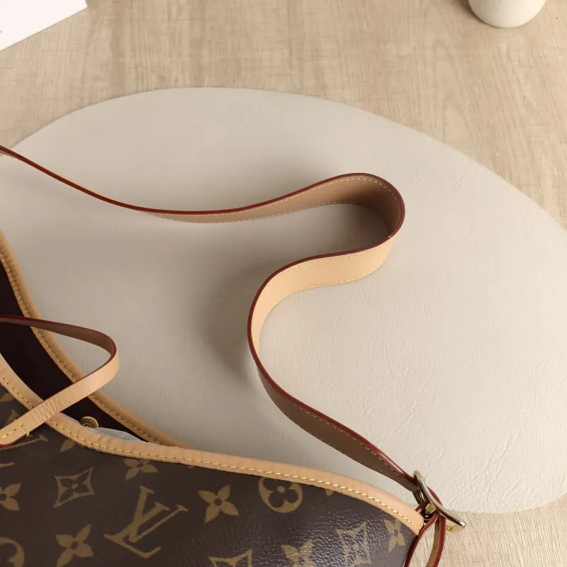Louis Vuitton Crossbody Bag Carryall Monogram PVC Medium 39 × 15 × 30 cm — detail view 5 of 12