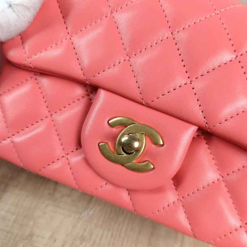 Chanel Crossbody Bag Red Lambskin One Size 17 × 8 × 13.5 cm — detail view 3 of 13