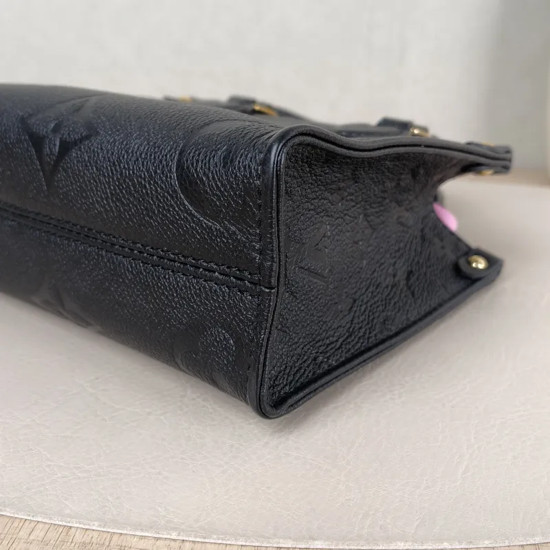 Louis Vuitton Crossbody Bag Onthego BB Black Empreinte Embossed Calfskin BB 18 × 8.5 × 15 cm — detail view 3 of 9