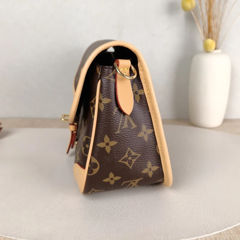 Louis Vuitton Crossbody Bag Diane Baguette Bag Shoulder Strap PVC Small 24 × 9 × 15 cm — detail view 4 of 15